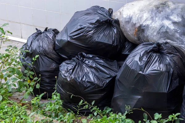 Atık, siyah çöp torbası yığını, plastik atık sorunu ve çevre kirliliği, plastik atık, geri dönüşüm ve atık yönetimi kavramına uygun