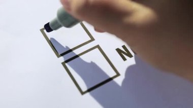 Seçim ya da ankette oy kullanma, oy kullanma, oy verme ve seçim seçimlerini sembolize eden bir anket için evet kutusunda mavi bir haç işaretlenmesi.