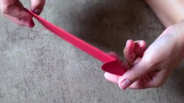 Ay 'a Yeni Yıl Kutsamaları için Tayland Banknotları ile Kırmızı Zarflar Çin Yeni Yılı için Kırmızı Zarflar Vermek. Angpao şans, refah ve zenginlik için verir.