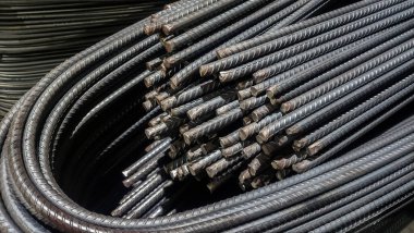 İnşaat endüstrisi için çelik inşaat demiri, beton takviyesinde kullanılan tırtıklı çelik demiri. İnşaat ve altyapı projeleri için endüstriyel yapı malzemesi geçmişi