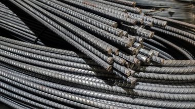 İnşaat endüstrisi için çelik inşaat demiri, beton takviyesinde kullanılan tırtıklı çelik demiri. İnşaat ve altyapı projeleri için endüstriyel yapı malzemesi geçmişi