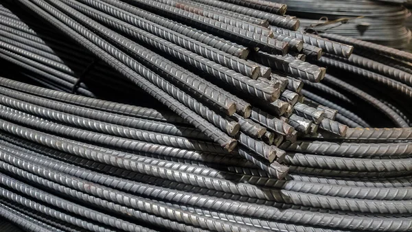 İnşaat endüstrisi için çelik inşaat demiri, beton takviyesinde kullanılan tırtıklı çelik demiri. İnşaat ve altyapı projeleri için endüstriyel yapı malzemesi geçmişi