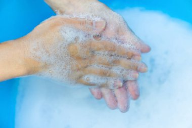 Temiz suda sabun ve köpükle yıkama, yakın çekim, ellerini yıkama hijyen, temizlik, hastalık önleme ve sağlık için sürdürülebilir su kullanımı
