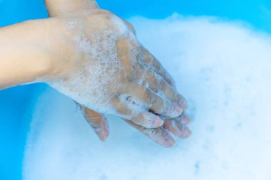 Temiz suda sabun ve köpükle yıkama, yakın çekim, ellerini yıkama hijyen, temizlik, hastalık önleme ve sağlık için sürdürülebilir su kullanımı