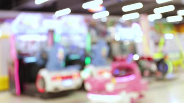 Bulanık renkli oyun alanı, canlı bulanık ışıklar ve alışveriş merkezinde neşeli bir ortam, kapalı alan, oyun alanı, çocuk oyun parkı, canlı ve enerjik bir eğlence ortamı yaratıyor.