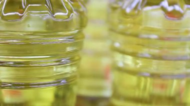 Sarı sebze yağlı yağ şişeleri, yakın plan. Gıda endüstrisi konsepti, yenilebilir petrol üretimi, yemek malzemeleri, iş ve ticari içerik için uygun
