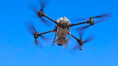 Tarımsal İHA 'lar, tarımsal İHA' lar havaya pirinç tohumları ekiyor, tarım verimliliğini artırıyor ve emeği azaltıyor, akıllı tarım, modern tarım ve yenilikçi teknolojiyi temsil ediyor.