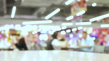 Bulanık yemek sahası, alışveriş merkezinin insanlarla dolu manzarası, Urban Foodcourt atmosferi, arka planda bulanık insanlar ve neon ışıkları, canlı bir şehir havası, modern bir restoran yaratıyor.