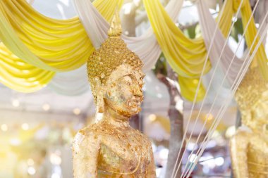 Tayland tapınağındaki altın Buda heykeli, inancı, barışı ve Tayland Budist kültürünü simgeliyor.