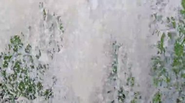 Aşırı derecede yüksek basınçlı su sıçraması ve patlaması. Sulama akışından gelen ayrıntılı damlacıklar ve köpük, su gücü, tarım ve doğal kaynakları sembolize ediyor