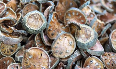 Kurutulmuş bael meyvesi dilimleri. Bael Ttea için geleneksel bitkisel malzeme, sağlıklı içecekler için kullanılır, doğal tıbbı, Tayland bilgeliğini ve organik bitkisel ürünleri sembolize eder.