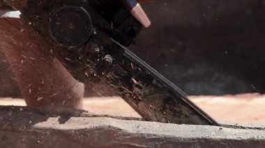 Uçan talaşla odun kesen elektrikli testere. İnşaat, ahşap işçiliği, elektrikli aletler, güç, endüstri ve el işçiliği kavramı, yakın plan