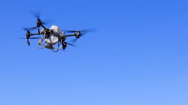 Tarımsal İHA 'lar, tarımsal İHA' lar havaya pirinç tohumları ekiyor, tarım verimliliğini artırıyor ve emeği azaltıyor, akıllı tarım, modern tarım ve yenilikçi teknolojiyi temsil ediyor.