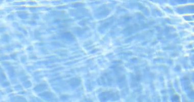soyut mavi yüzme havuzu suyu parıldayan ışık yansımaları ve hafif hareket eden dalgalar, yaz için mükemmel, rahatlama, ferahlatıcı arka plan, ve lüks havuz kavramları
