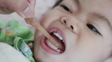 Çocuklar annelerinin diş fırçasıyla dişlerini fırçalıyorlar. Sağlıklı bebek dişleri ve günlük hijyen rutinini gösteren ağız sağlığı ve diş bakımı konsepti.