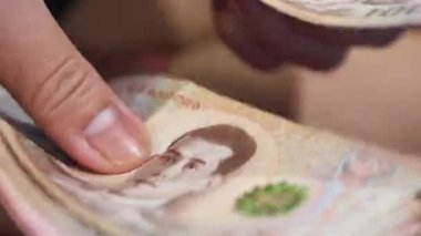 Banknotları sayan eller, yakın plan Tayland parası. Finans, nakit akışını, tasarrufu, harcamaları, harcamaları ve bütçe yönetimini sembolize eder
