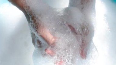 Ellerini yıkarken sabun köpüğüyle kapla, yakın çekim. El yıkamayı, temizliği, mikrop önlemeyi ve günlük sağlık hizmetlerini gösteren hijyen konsepti