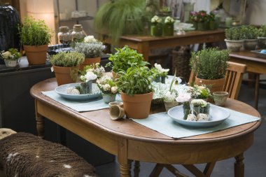 Paskalya kahvaltı masası dekore edilmiş