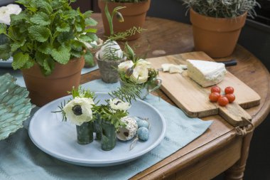 Bir şekilde dekore edilmiş Paskalya tablo