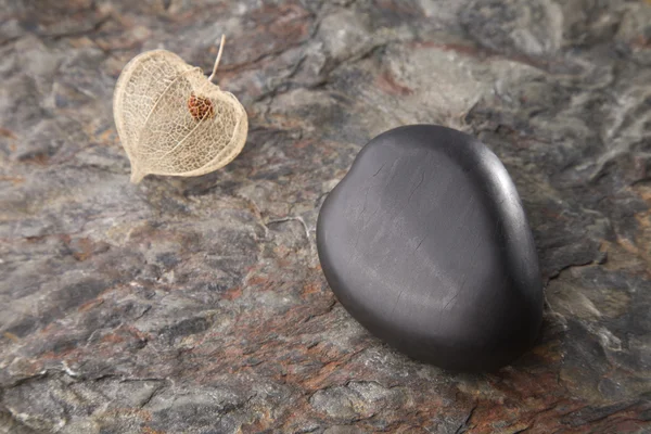Bazalt kamienne serce na szorstki kamień — Zdjęcie stockowe