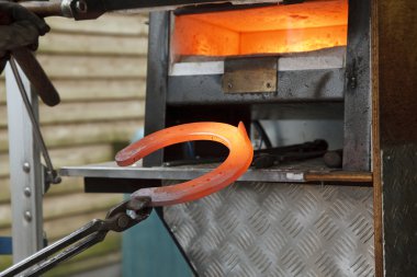 Kırmızı sıcak nal 