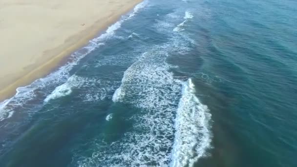 Uitzicht vanuit de lucht op prachtige golven die breken aan de zandkust. — Stockvideo