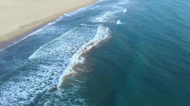 Хвилі вигляду повітря ламаються на білому піщаному пляжі — стокове відео