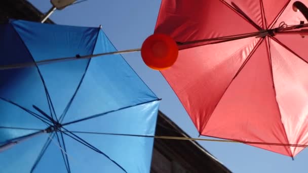 Paraguas coloridos en la calle de Estambul contra el sol — Vídeos de Stock