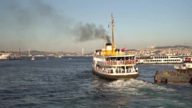 İstanbul, Türkiye 'de limandan yola çıkan insanların bulunduğu feribot