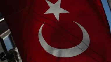 İstanbul sokaklarında Türk bayrağı dalgalanıyor