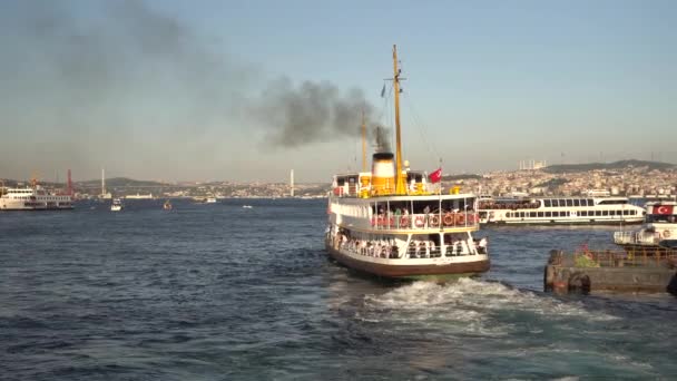 Trajektová loď s lidmi odplouvá z přístavu v Istanbulu, Turecko — Stock video