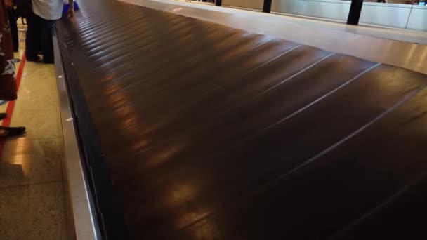 Baggage conveyor belt at the airport — Stock Video