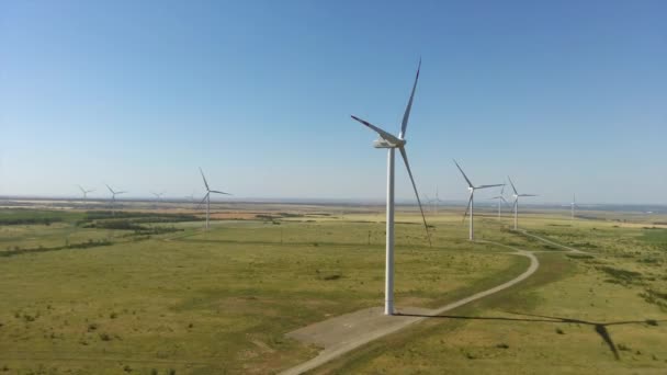 Luchtfoto van het windturbinepark voor energieproductie — Stockvideo