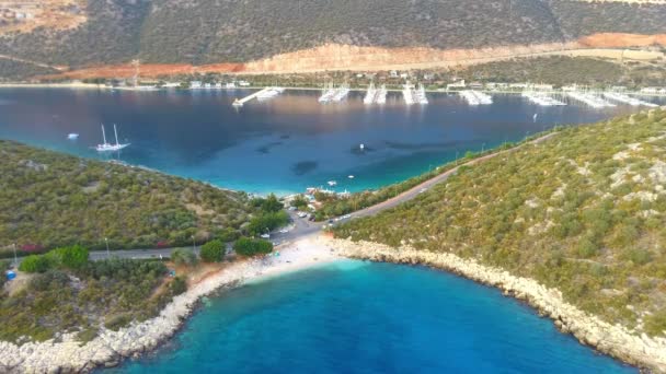 Aerial static view of isthmus of peninsula with azure sea and beach — Stock Video