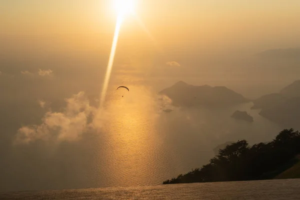 Silhueta Velas Parapente Através Pôr Sol Durante Hora Ouro — Fotografia de Stock