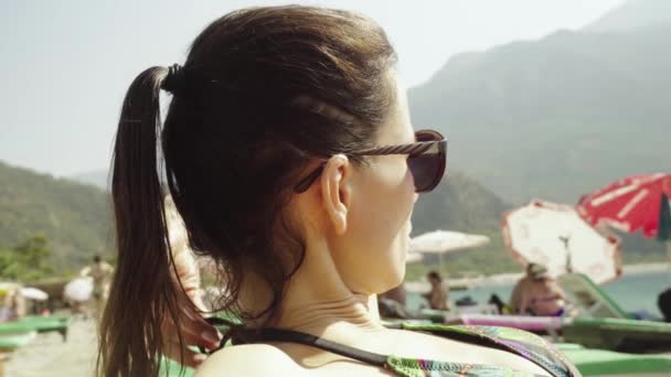 Jovem Mulher Senta Salão Chaise Praia Mar Conceito Férias Mar — Vídeo de Stock