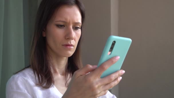 Vážná Žena Používá Smartphone Balkóně Ráno — Stock video