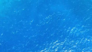 Mavi gök mavisi turkuaz deniz suyunun yüksek irtifasından aşağı hava manzarası