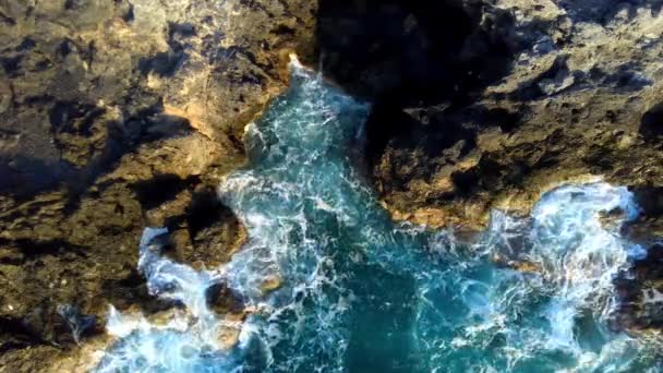 Κορυφή Εναέρια Άποψη Στο Βράχο Γκρεμό Μεγάλα Αφρώδη Κύματα Του — Αρχείο Βίντεο