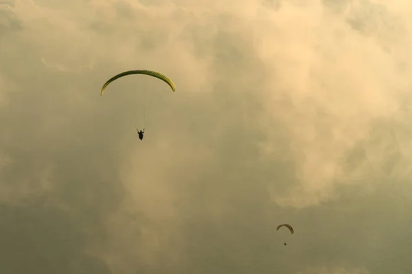 Silhueta Parapente Uma Maravilhosa Luz Pôr Sol Voando Nuvens Desporto — Fotografia de Stock
