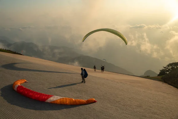 Параглідінг Парагвайдери Злітають Літати Небі Заходу Сонця — стокове фото