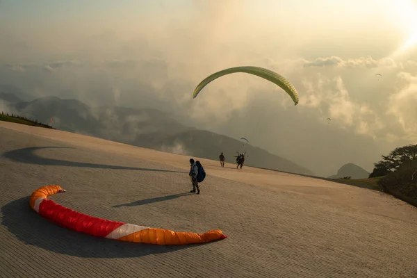 Parapente Parapentes Decolam Voando Céu Pôr Sol — Fotografia de Stock