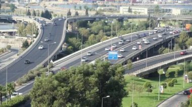 Otoyolun hava manzarası ve yolların kesişmesi, hareket halindeki arabalarla köprüler.