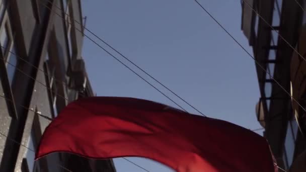 Drapeau turc agitant dans une rue d'Istanbul contre la lumière du soleil — Video