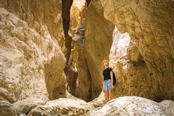 Νεαρή Γυναίκα Ταξιδιώτης Εξερεύνηση Saklikent Canyon Νότια Τουρκία — Φωτογραφία Αρχείου