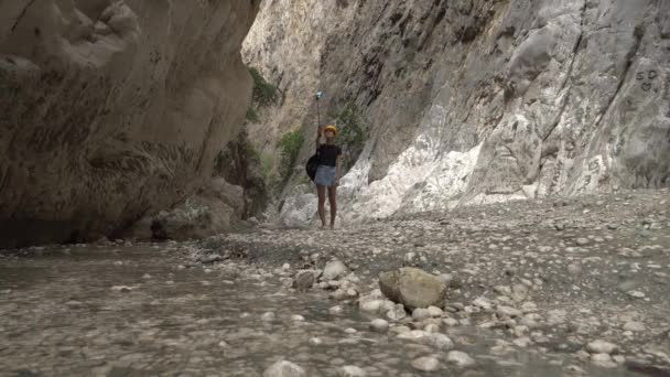 女性旅行者はトルコの景色の中にあるキャニオン サクリケントを歩く カラフルな自然景観 — ストック動画