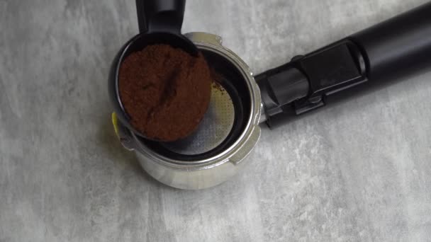 Processen Att Göra Espresso Kaffemaskin Barista Satte Malet Kaffe Hållaren — Stockvideo