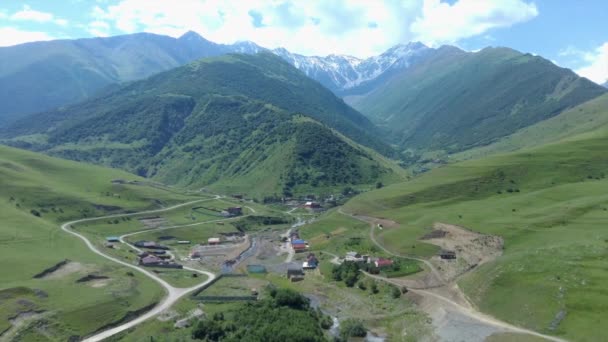 Incredibile vista aerea di montagna, video drone in montagna su un paesaggio favoloso — Video Stock