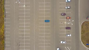 Yukarıdan bir sürü boş otopark görünüyor.