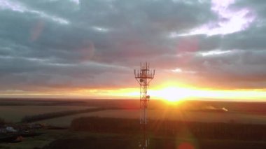 5G anten ve 4G uydu anteniyle hava görüntüsü baz istasyonuna. Telekomünikasyon kulesi 4G ve 5G hücresel. Üs İstasyonu veya Üs Alıcı İstasyonu.